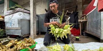 Pedagang Ketupat Kebanjiran Pembeli di Pasar Pesantren dan Pasar Pahing