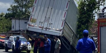 Panther Tabrak Tronton di Purwoasri Kediri, Sopir Tewas Terjepit