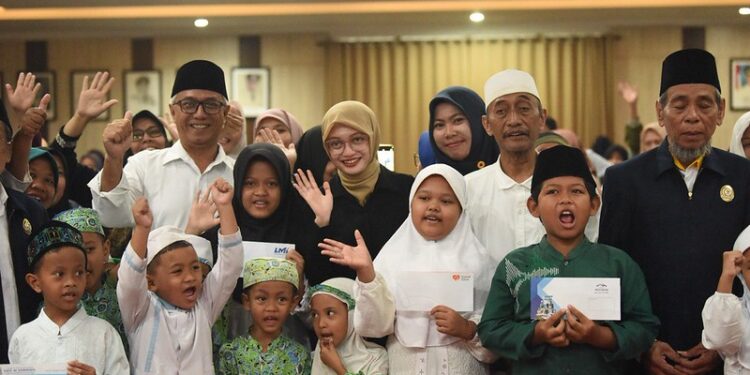 Kolaborasi Baznas, Kemenag, Dinas Pendidikan dan LAZ, Mbak Wali Beri Santunan untuk 200 Anak Yatim