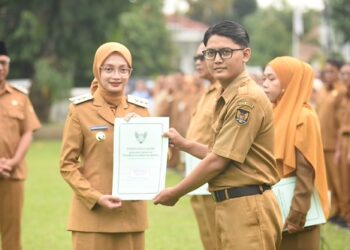 Serahkan SK Kenaikan Pangkat 76 ASN, Mbak Wali Tekankan Pelayanan Optimal di Bulan Ramadan