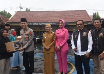 Bersama HDCI Kediri Raya dan Polres Kediri Kota, Mbak Wali Bagikan Sembako dan Takjil