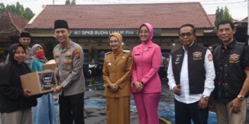 Bersama HDCI Kediri Raya dan Polres Kediri Kota, Mbak Wali Bagikan Sembako dan Takjil