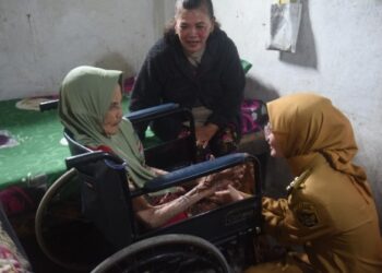 Datangi Rumah Penerima Manfaat, Mbak Wali Salurkan Bantuan ATENSI dari Kemensos