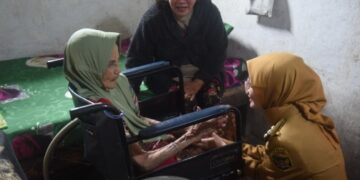 Datangi Rumah Penerima Manfaat, Mbak Wali Salurkan Bantuan ATENSI dari Kemensos