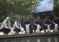 Mbak Wali Tebar 13.100 Benih Ikan Endemik Jawa Timur di Sumber Banteng