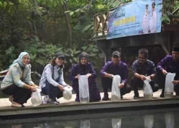 Mbak Wali Tebar 13.100 Benih Ikan Endemik Jawa Timur di Sumber Banteng