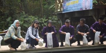Mbak Wali Tebar 13.100 Benih Ikan Endemik Jawa Timur di Sumber Banteng