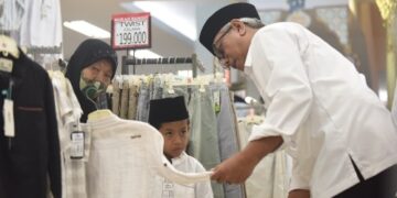 OASE Hadirkan Kebahagiaan, Gus Qowim dan Ning Faiq Dampingi 43 Anak Yatim Belanja Kebutuhan Idulfitri