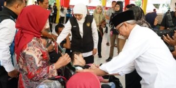 Gus Qowim Dampingi Gubernur Jatim Salurkan Sapa Bansos, Perkuat Sinergi Pengentasan Kemiskinan di Kediri