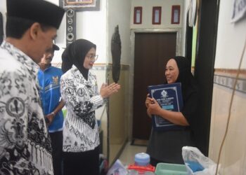 Sambangi Rumah Warga Semampir, Mbak Wali Beri Bantuan dan Menyerahkan Ijazah