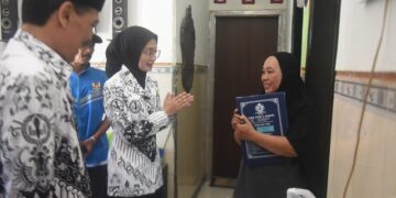 Sambangi Rumah Warga Semampir, Mbak Wali Beri Bantuan dan Menyerahkan Ijazah