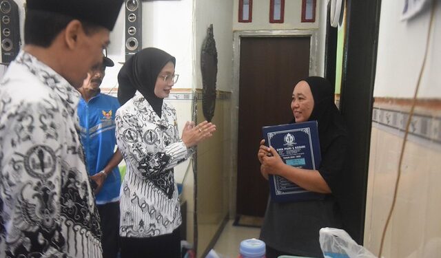 Sambangi Rumah Warga Semampir, Mbak Wali Beri Bantuan dan Menyerahkan Ijazah