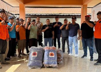 Pemkot Kediri Serahkan Bantuan Terpal Untuk Warga Terdampak Cuaca Ekstrem