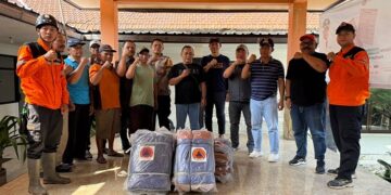 Pemkot Kediri Serahkan Bantuan Terpal Untuk Warga Terdampak Cuaca Ekstrem