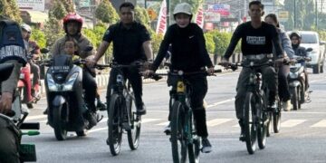 Pekan Pertama Penerapan WFO–WFH, Wali Kota Kediri Bersepeda ke Kantor