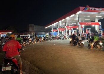 Rumor Kenaikan BBM Picu Antrean BBM Mengular di Kediri