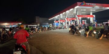 Rumor Kenaikan BBM Picu Antrean BBM Mengular di Kediri