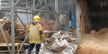 Pabrik Triplek di Pare Terbakar, Kerugian Capai Rp50 Juta