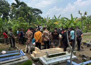 Isak Tangis Iringi Pemakaman Balita MA