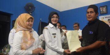 Penyerahan 44 SHM dan 12 Sertifikat PSU, DAK TPPKT 2025 Tuntaskan Kawasan Kumuh di Ketami