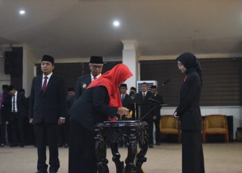 Mbak Wali Lantik Pj Sekda, Tekankan Integritas dan Optimalisasi Pelayanan Publik