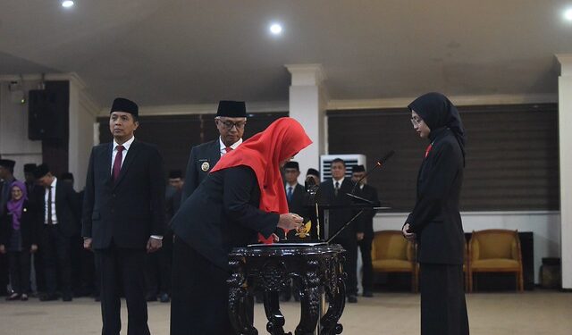 Mbak Wali Lantik Pj Sekda, Tekankan Integritas dan Optimalisasi Pelayanan Publik