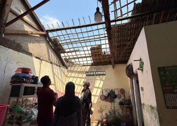 Puluhan Atap Rumah Warga Kota Kediri Rusak Diterjang Angin Kencang