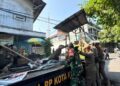 Penertiban PKL di Jalan Samratulangi Kota Kediri, Satpol PP Angkut Rombong dan Lapak Pedagang