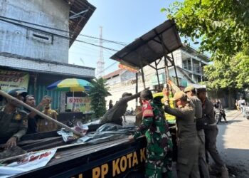 Penertiban PKL di Jalan Samratulangi Kota Kediri, Satpol PP Angkut Rombong dan Lapak Pedagang