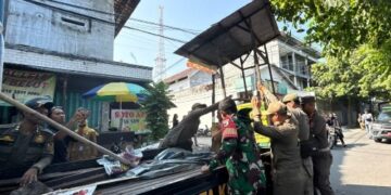Penertiban PKL di Jalan Samratulangi Kota Kediri, Satpol PP Angkut Rombong dan Lapak Pedagang