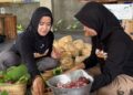 Kurangi Limbah Plastik, Masjid Al-Khalid Bagikan Daging Kurban Dalam Kemasan Besek dan Daun Jati