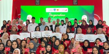 Khofifah Serahkan Bantuan Sosial bagi Buruh Pabrik, Lansia hingga Disabilitas di Kota Kediri