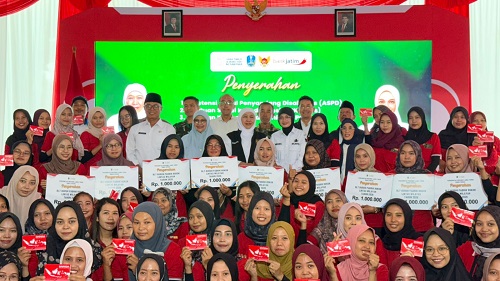 Khofifah Serahkan Bantuan Sosial bagi Buruh Pabrik, Lansia hingga Disabilitas di Kota Kediri