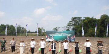 Kapolres Kediri Dampingi Kunjungan Gubernur Jatim di Tanam Tebu Perdana Kandat