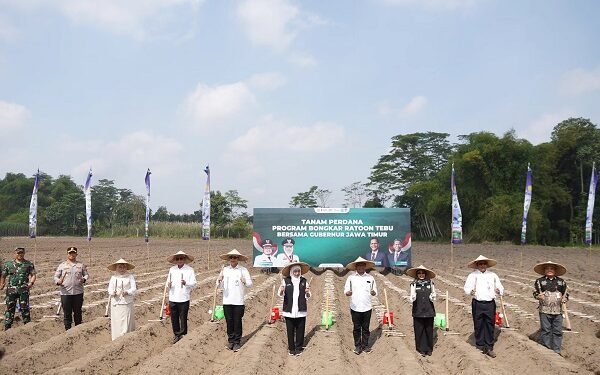 Kapolres Kediri Dampingi Kunjungan Gubernur Jatim di Tanam Tebu Perdana Kandat
