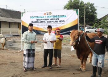 Iduladha, Jajaran Polres Kediri Sholat dan Sembelih Hewan Kurban Bersama Masyarakat