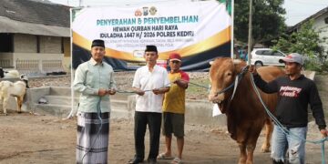 Iduladha, Jajaran Polres Kediri Sholat dan Sembelih Hewan Kurban Bersama Masyarakat