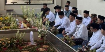 Gus Yahya Ziarah ke Makam Pendiri Ponpes Al Falah Ploso Jelang Pembukaan Munas-Konbes NU 2026
