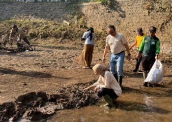 Temuan Ekspedisi Sungai Jadi Alarm, Wali Kota Kediri Turun Langsung Bersihkan Sungai Kedak