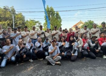Relawan Suket Teki Nusantara Turunkan Anggota Bersihkan Sungai Kedak, Dukung Program Wali Kota Kediri