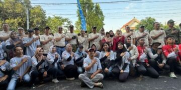 Relawan Suket Teki Nusantara Turunkan Anggota Bersihkan Sungai Kedak, Dukung Program Wali Kota Kediri