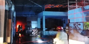 Gudang di Kota Kediri Dilalap Api, Petugas Jinakkan Si Jago Merah Selama Dua Jam