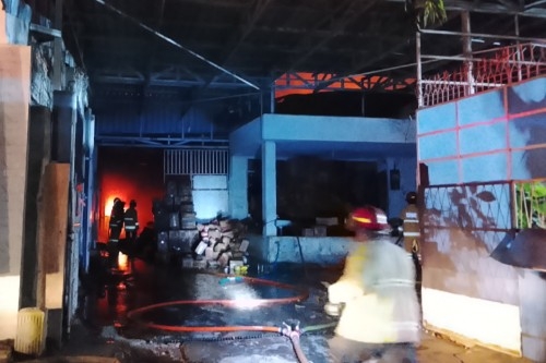 Gudang di Kota Kediri Dilalap Api, Petugas Jinakkan Si Jago Merah Selama Dua Jam