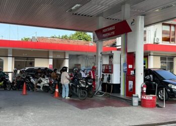 Kenaikan Harga Pertamax Picu Peralihan Konsumen ke Pertalite, SPBU di Kota Kediri Dipadati Pembeli