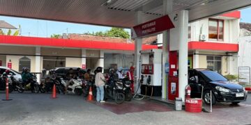 Kenaikan Harga Pertamax Picu Peralihan Konsumen ke Pertalite, SPBU di Kota Kediri Dipadati Pembeli