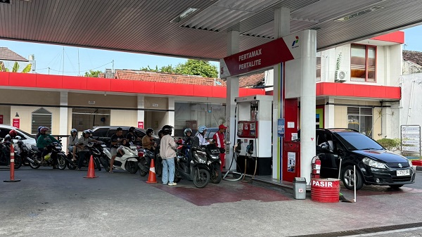 Kenaikan Harga Pertamax Picu Peralihan Konsumen ke Pertalite, SPBU di Kota Kediri Dipadati Pembeli