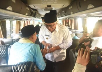 Gus Qowim Sambut Kepulangan Jemaah Haji Kota Kediri, Doakan Menjadi Haji Mabrur