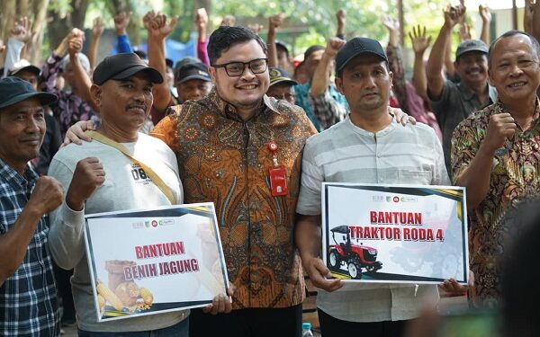 Dukung Program Ketahanan Pangan, Mas Dhito Bantu Benih Jagung dan Traktor Petani Ngadiluwih