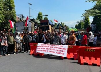 2 Aksi Demo di Depan Perhutani, Jalan Hasanudin Ditutup Sementara
