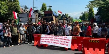 2 Aksi Demo di Depan Perhutani, Jalan Hasanudin Ditutup Sementara
